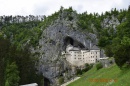 zamek znajdujący się w części w jaskini. Miejscowość Predjamski Grad