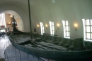 Oslo. Muzeum Łodzi Wikingów – eksponowane łodzie wykopane z kopców pogrzebowych pochodzące z IX w.