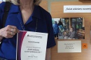 Jadwiga z dyplomem obok wyróżnionego zdjęcia.
